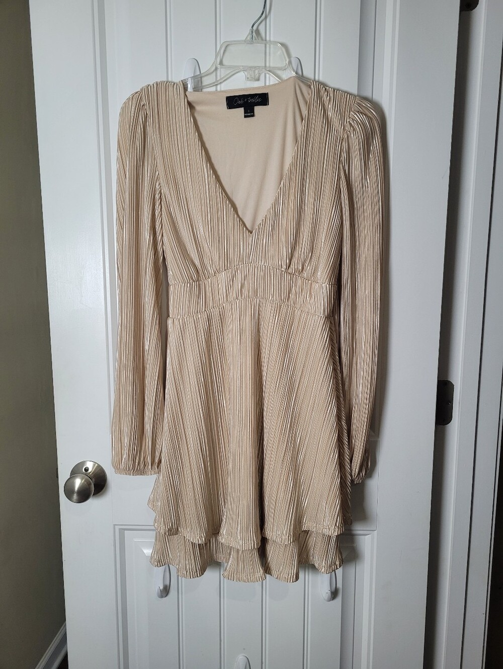 Oak & Trellis Gold/Beige Metallic Pleated V-Neck Long Sleeve Dress